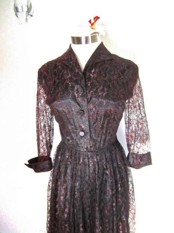 M 40Er Jahre 50Er Party Kleid Spitze Cocktail Satin Pleated Shirt Schiere Ärmel Shirtwaist Button Unten Vorne Reißverschluss Schwarz Rot Medium von BlueMondayVintageUSA