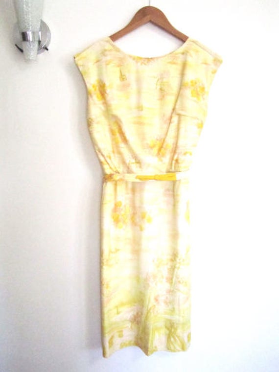 M 50Er Jahre Kleid Neuheit Print Tag Gelb Nylon Ärmellose Mantel Wiggle Gürtel Von Westover Walker Vlv Medium von BlueMondayVintageUSA
