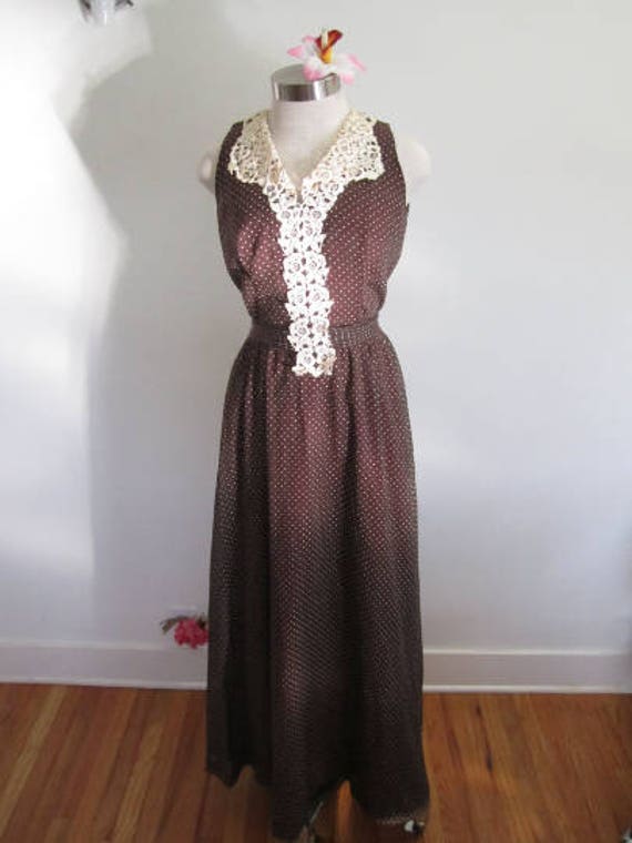 M 60Er Jahre 70Er Kleid Braun Schweizer Dot Weiße Spitze Lange Sendezeit Senbraun Creme Ärmellose Formale Abend Hostess Party Hoch Medium von BlueMondayVintageUSA
