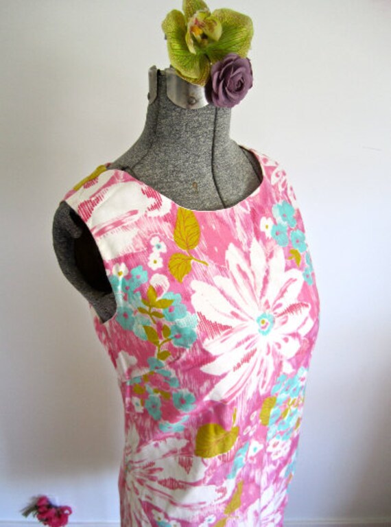 M 60Er Jahre Blumen Print Tiki Etuikleid Sommer Von Siebdruck Baumwolle Japan Pink Gelb Weiß Blau Türkis Mod Medium von BlueMondayVintageUSA