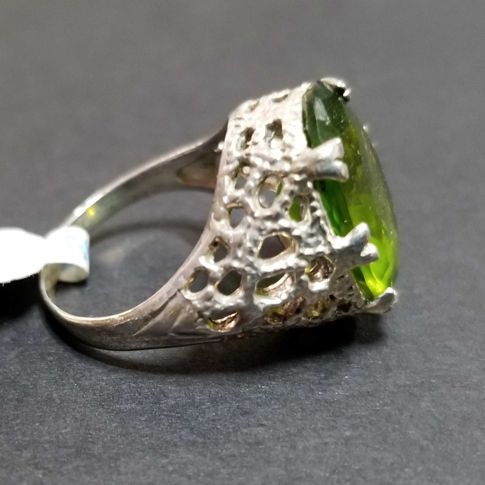 Größe 6 Vintage Sterling Silber Ring, Peridot Cz Light Green Stone Damen Schmuck August Birthstone Mens Pinky Ring von BlueMoonTrader