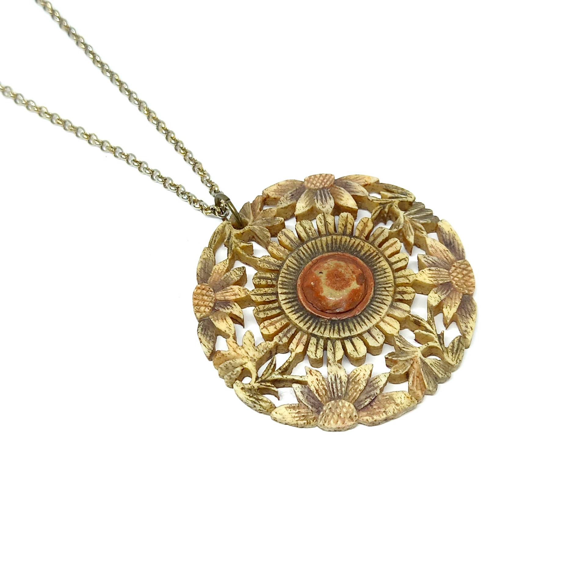 Große Blume Anhänger Geschnitzte Knochen Halskette 1930Er Jahre Hand Vintage Volkskunst Floral Ungewöhnliche Große Runde Hornscheibe Daisy Cut Out Große Blume Anhänger Geschnitzte Knochen Halskette 1930Er Jahre Hand Vintage Volkskunst Floral Ungewöhnliche Große Runde Hornscheibe Daisy Cut Out von BlueMoonTrinketShop