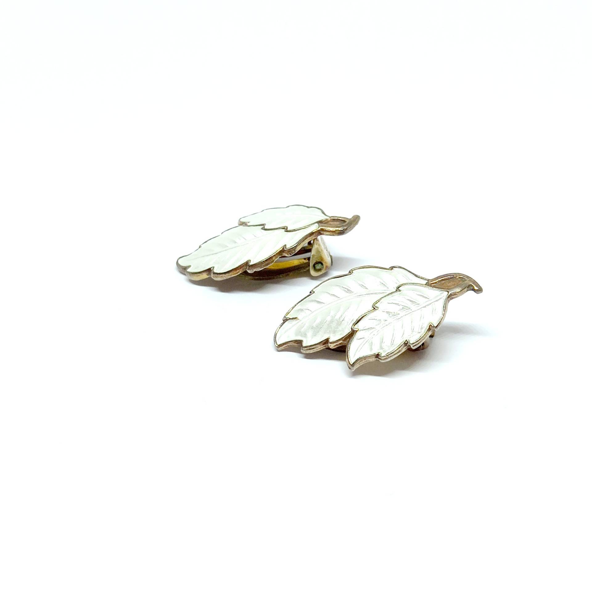 Ivar Holth Ohrringe Sterling Silber 1950 Norwegen Weiß Emaille Blätter Clip On Blatt Vintage Signiert Ivar Holth Ohrringe Sterling Silber 1950 Norwegen Weiß Emaille Blätter Clip On Blatt Vintage Signiert von BlueMoonTrinketShop