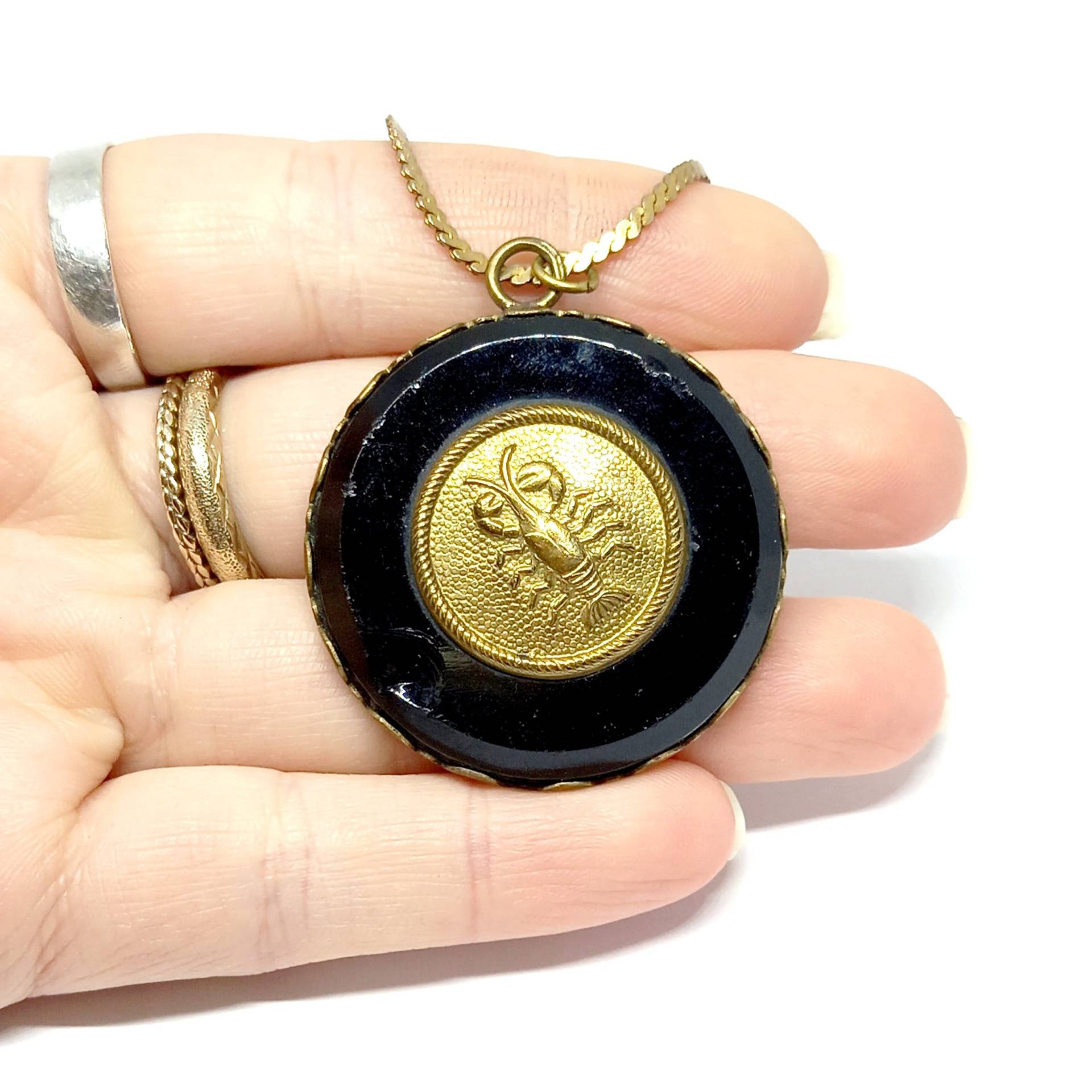 sternzeichen Krabbe Krebs Anhänger 1960S Vintage Hummer Halskette Gold Schwarz Astrologie Schmuck Glas Rarität Runder sternzeichen Krabbe Krebs Anhänger 1960S Vintage Hummer Halskette Gold Schwarz Astrologie Schmuck Glas Rarität Runder von BlueMoonTrinketShop