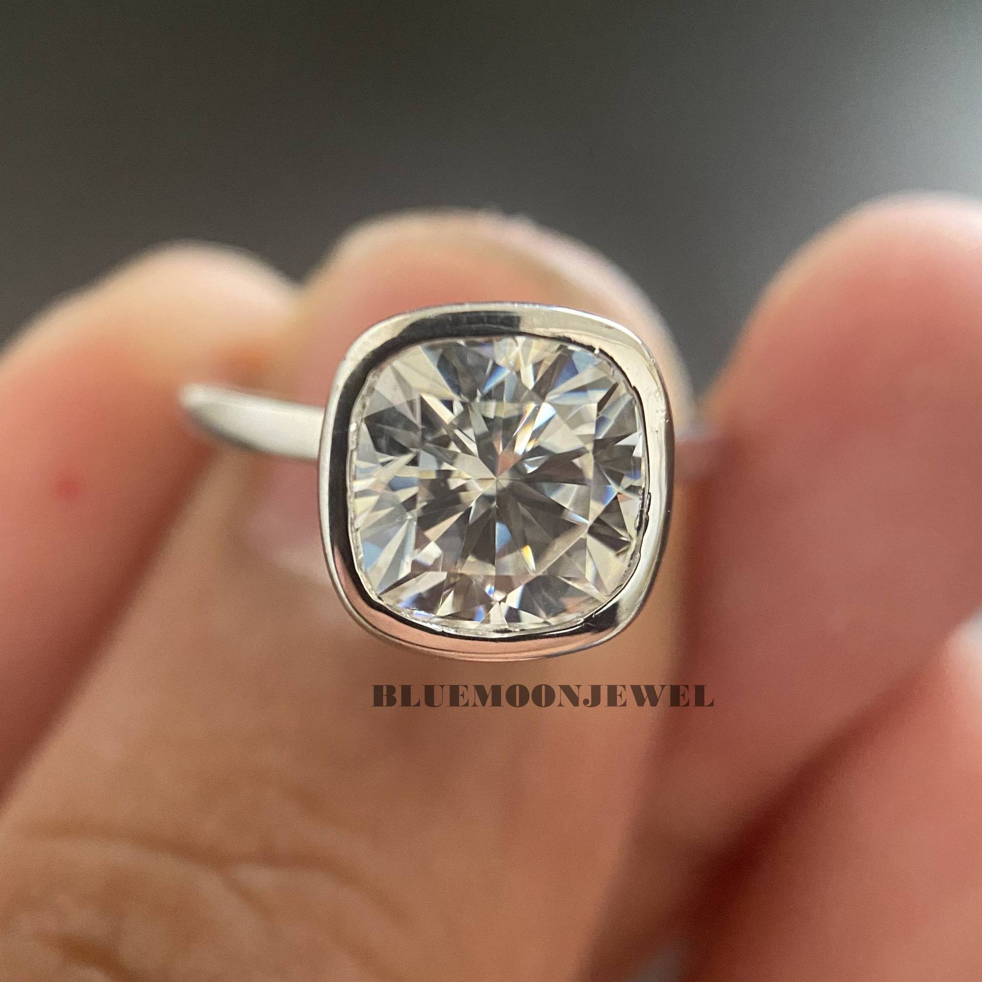 2.20Ct Kissenschliff Moissanit Verlobungsring, Solitär Lünette Gesetzter Ehering, Massives Weißgold Damenring, Jubiläumsgeschenke von BlueMoonjewel2015