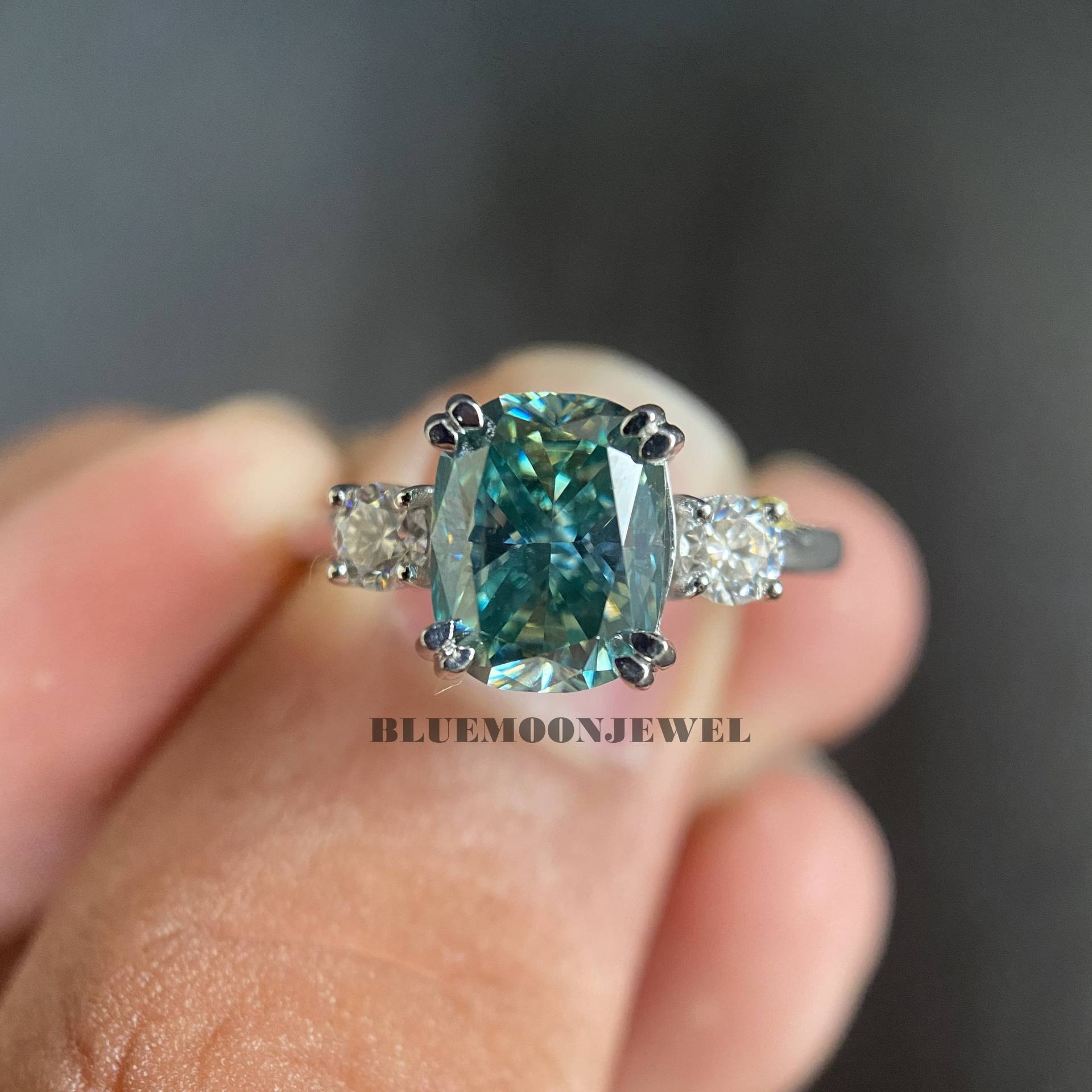 2Ct Blau Grün Kissen Moissanite Ring, Längliche Cut Drei Stein Verlobungsring, Frauen Hochzeit Jahrestag Geschenk Ring von BlueMoonjewel2015