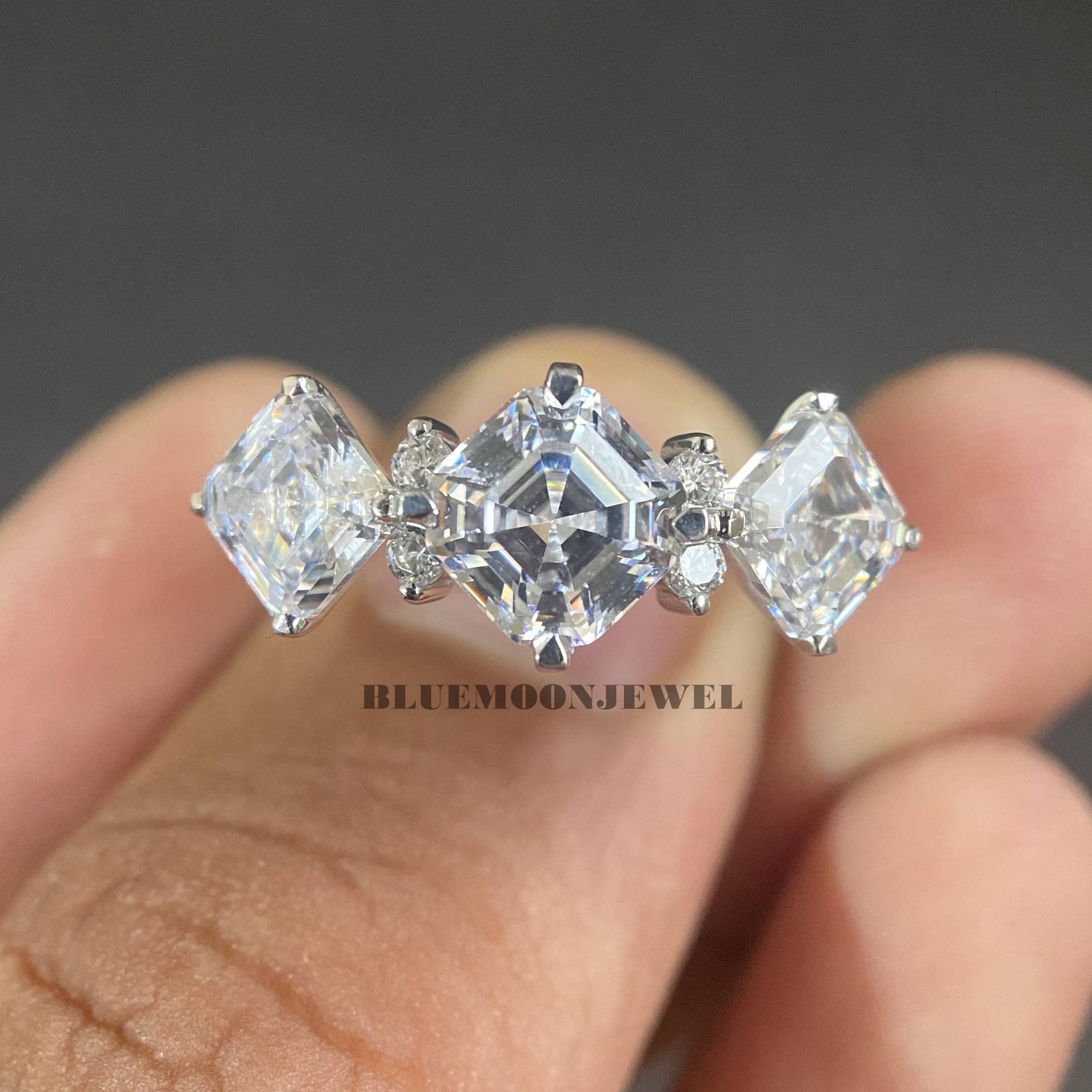 Asscher Cut Moissanite Verlobungsring, 3 Stein Ehering, Perfektes Geschenk Zum Jahrestag von BlueMoonjewel2015