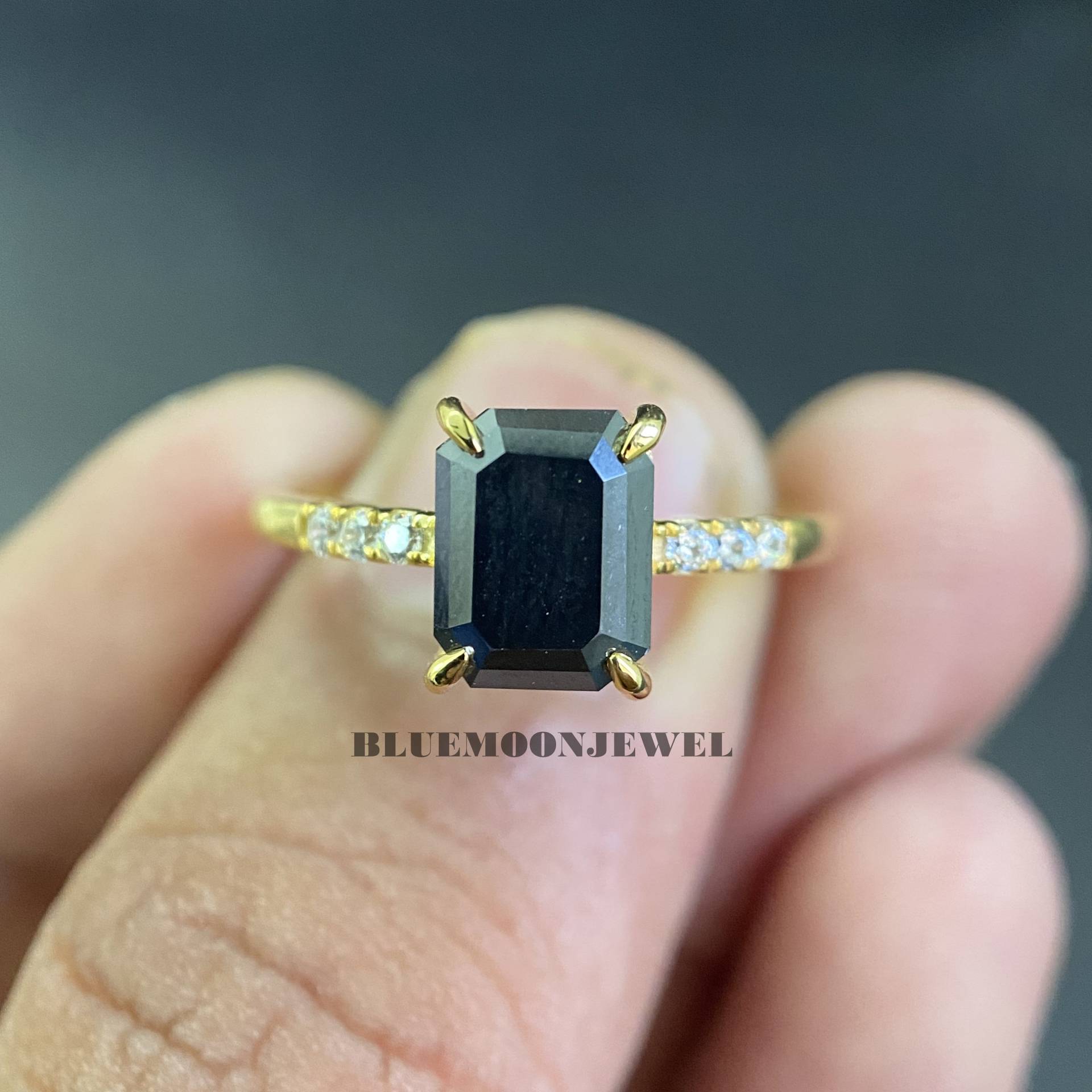 Schwarzer Moissanite Verlobungsring, Smaragd Cut Gelbgold Ring, Einzigartiges Design Ring Für Frauen, 9x7mm von BlueMoonjewel2015