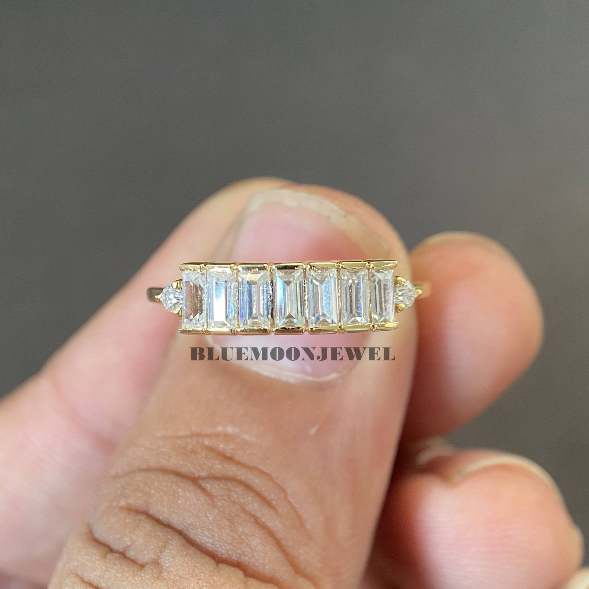 Smaragd Ehering, 1, 05 Karat Halbe Ewigkeit Moissanite 14K Massivgold Jubiläumsband von BlueMoonjewel2015