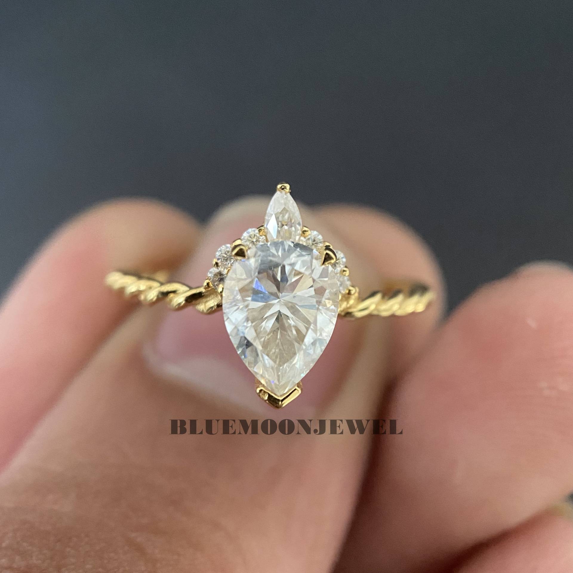 Vintage Art Deco Stil Moissanite Ring, Twisted Band Verlobungsring, 10K/14K 18K Gelbgold Ehering, Geschenk Für Sie von BlueMoonjewel2015