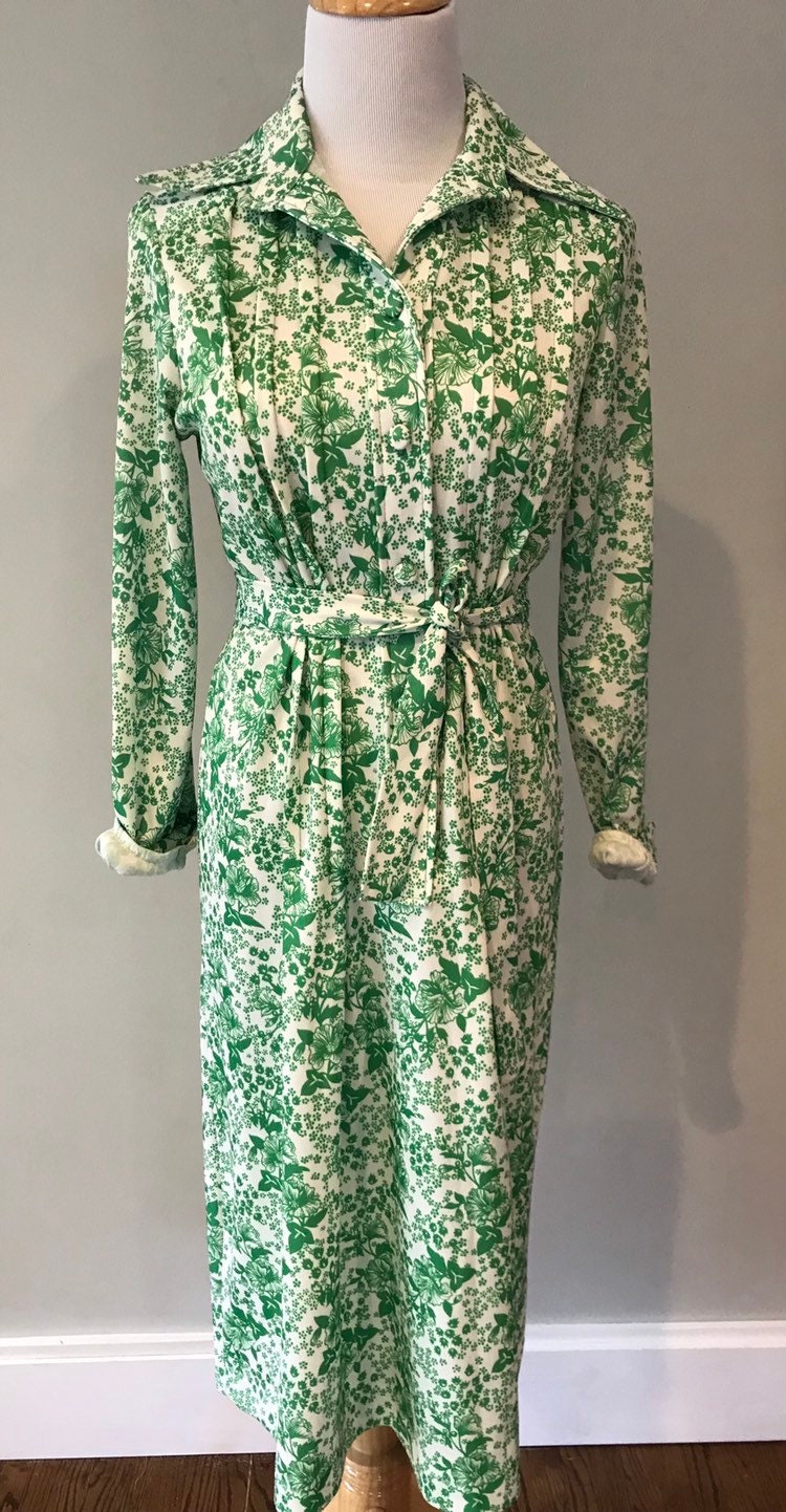 Vintage Grün Und Weiß Florales Shirtkleid - M/L Vintage Grün Und Weiß Florales Shirtkleid - M/L von BlueOwlVintageNY