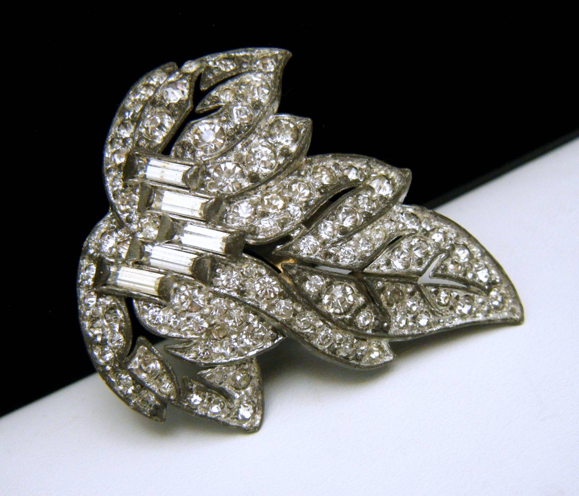 Art-Deco-Kleid Clip Baguettes Strass Topf Metall Hübscher in Person von BluePlateSpecial2005
