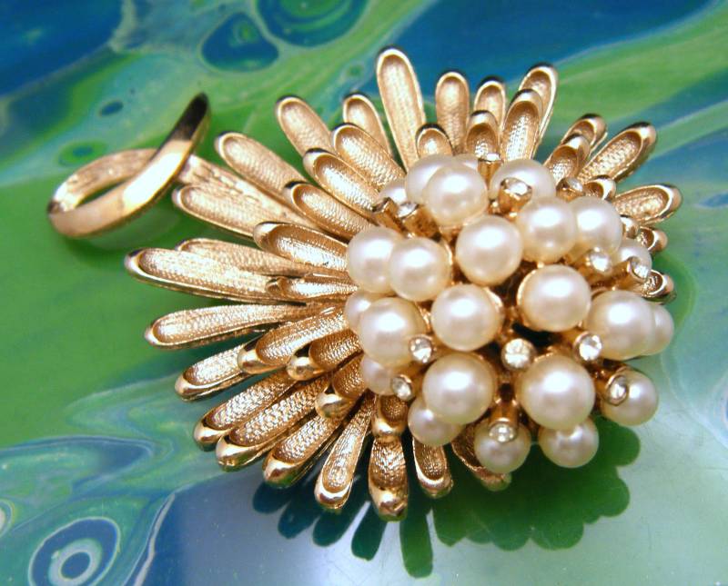 Vintage Faux Pearl Strass Texturierte Gold Ton Brosche Vintage Faux Pearl Strass Texturierte Gold Ton Brosche von BluePlateSpecial2005