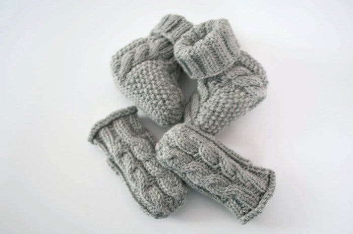 Baby Geschenkbox. Gestrickte Babyschuhe Und Graue Babyhandschuhe, Bezaubernd, Niedlich von BluePlumStudio