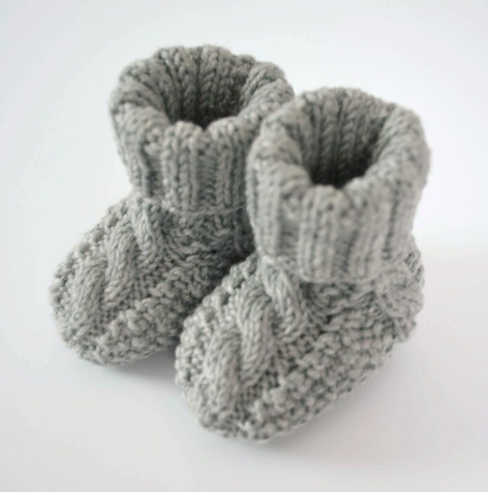Gestrickte Babyschuhe, Babyschuhe in Hellgrau 10 cm Für Bis Zu 3 Monate von BluePlumStudio