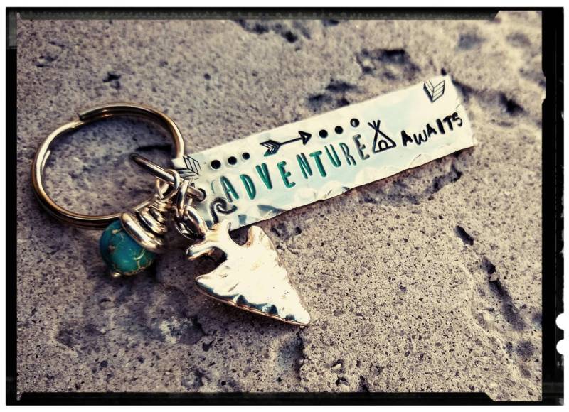 Abenteuer Erwartet Natur Schlüsselbund Hand Gestempelt Zinn | Jaspis Stein Türkis/Gold/Silber/Aqua Emaille Schlüsselanhänger Geschenk von BlueReefBoutique