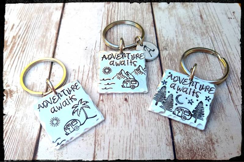 Hand Gestempelt Aluminium Schlüsselanhänger Abenteuer Erwartet, Outdoors Theme von BlueReefBoutique