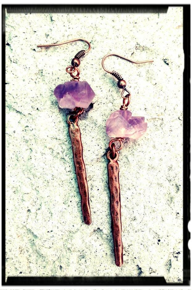 Amethyst & Kupfer Dolche Lange Ohrringe | Naturstein Nuggets Gehämmert Charme Modern Geschenk Für Sie von BlueReefBoutique