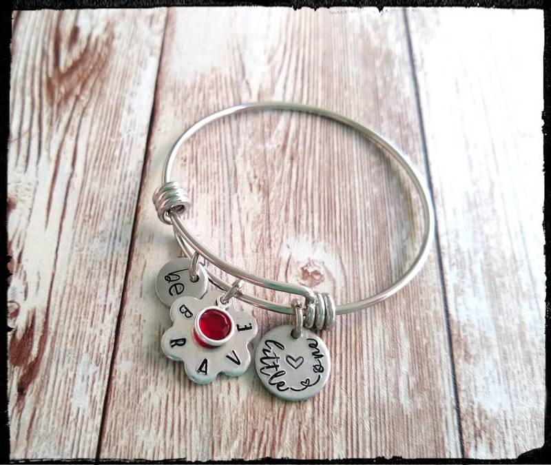 Sei Mutig Kleine Hand Gestempelt Kleinkind Mädchen Charm Armreif | Edelstahl Swarovski Geburtsstein Kleinkind/Kind Größe Armband von BlueReefBoutique