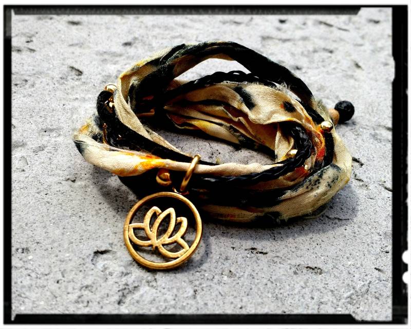 Boho Lotus Goldener Anhänger | Lavagestein Gold/Schwarz Sari Seide Schwarzes Wildlederimitat/Flechtkordel Seide/stoff Wickelarmband Yoga von BlueReefBoutique