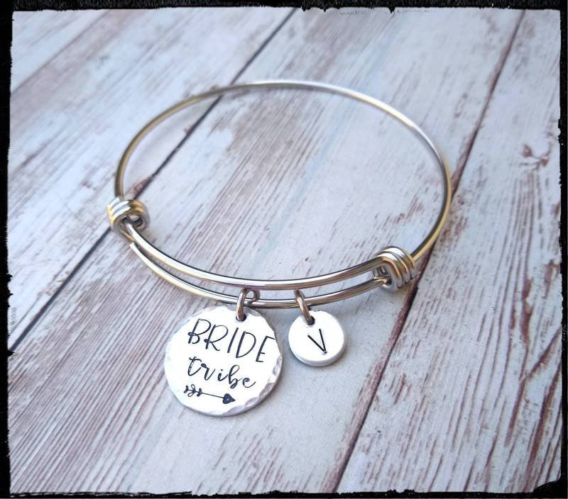 Braut Stamm Charm Armreif/Initial | Hand Gestempelt Qualität Aluminium Edelstahl Oder Silber Brautjungfern Armbänder/Braut Party/Hochzeit von BlueReefBoutique