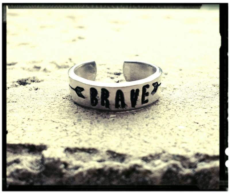 Brave - Handgestempelter Manschettenring/Pfeile Stempel 1/4 "Breit Inspirierender Schmuck Individuelles Wort Schwer 14 Guage // Geschenk Für Sie von BlueReefBoutique