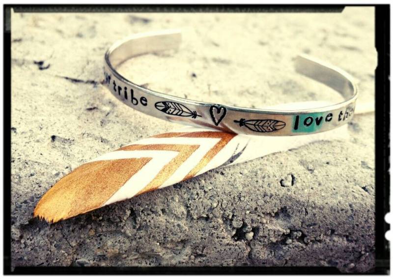 Find Your Tribe Love Them Hard - Aluminium Armreif/Silber Armband/Handgestempeltes Armband 1/4" X 6" Cuff Freund/Party Geschenk von BlueReefBoutique