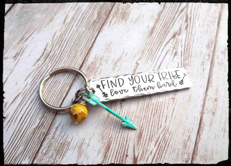 Finde Deinen Stamm | Charm Halskette/Schlüsselanhänger Hand Gestempelt & Gehämmert Zinn Türkis Patina Pfeil Jaspis Stein Freundschaft/Familien von BlueReefBoutique