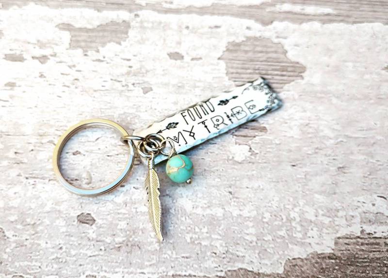 Gründen Sie Mein Stammes Schlüsselanhänger Hand Gestempelt Zinn, Jaspis & Feder Charme von BlueReefBoutique