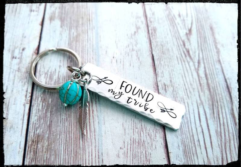 Gründen Sie Mein Stammes-Schlüsselanhänger Hand Gestempelt Zinn, Türkis & Feder Charme von BlueReefBoutique