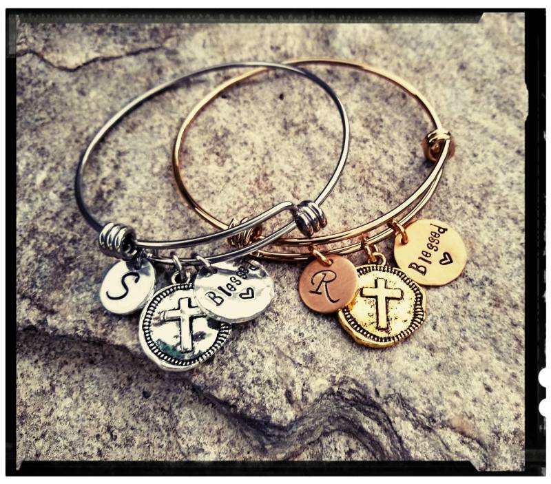 Gesegnet Handgestempelter Charm Armreif | Wachs Siegel Kreuz Anhänger Initiale Silber Oder Goldener Edelstahl Spirituell/Religiöses Geschenk Armband von BlueReefBoutique