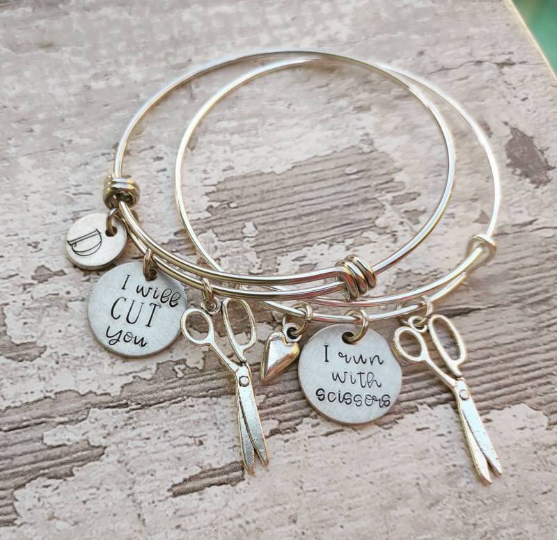 Hair Stylist Charm Armreif Handgestempelt "I Run With Scissors' Oder Will Cut You' Initial Charm/Schere Charm/Edelstahl Armreif/Geschenk von BlueReefBoutique