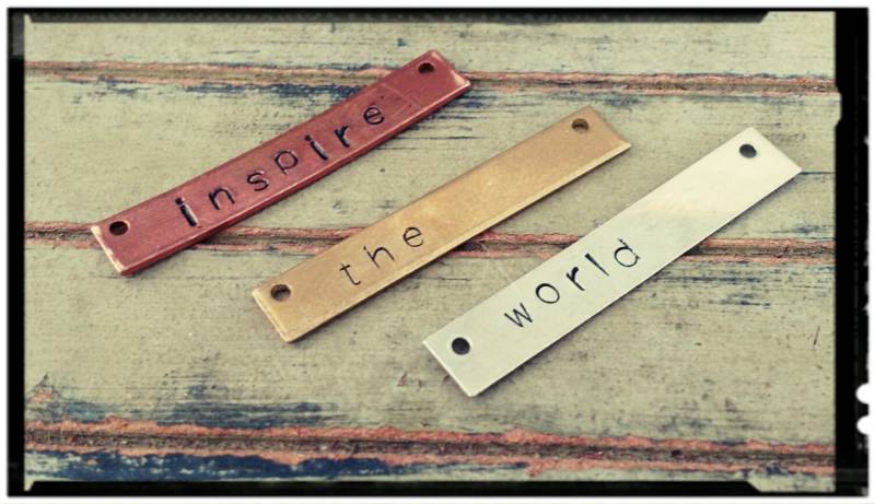 Handgestempelte Bar Halskette Silber/Messing Kupfer | 1.5" Horizontal Mit Anhänger Name/Wort/Zahlen/Symbole Individuelles Geschenk Monogramm von BlueReefBoutique