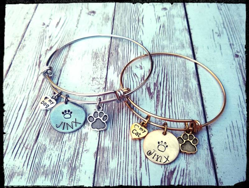 Haustier Armreif Personalisierter Handgestempelter Haustiername(En | Pfotendruck Herz Charm Wählen Sie Aus Hund Oder Katze Silber Gold Edelstahl von BlueReefBoutique