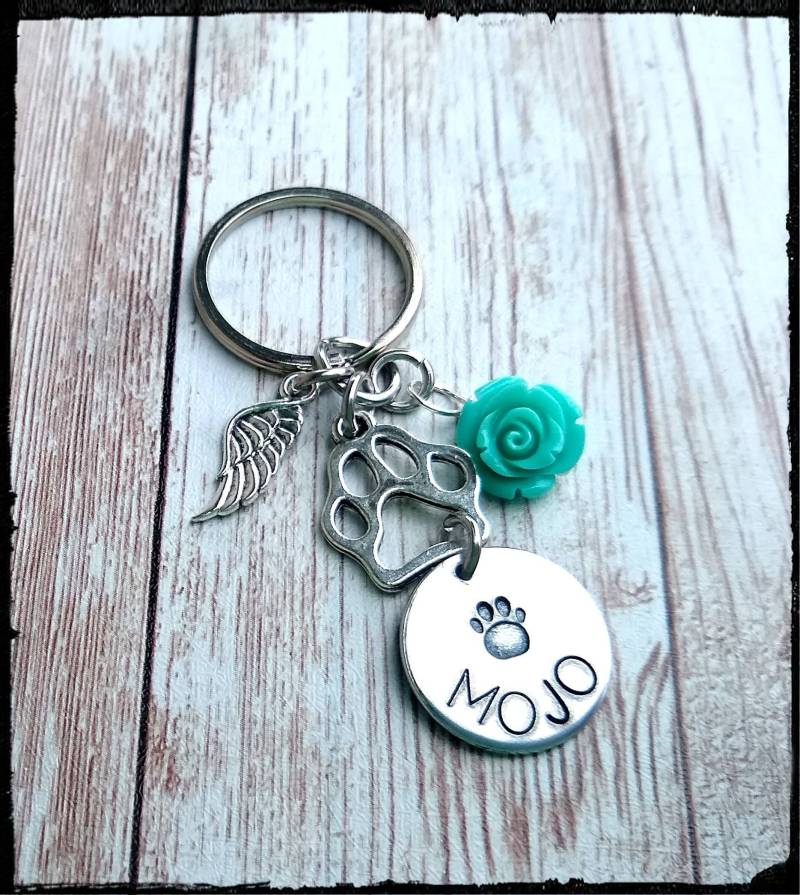 Haustier Memorial Charm Schlüsselanhänger Pfote Druck/Flügel/Blume Perle | Hand Gestempelt Name Charme Wählen Sie Rose Farbe Andenken/Trauer/Hund von BlueReefBoutique