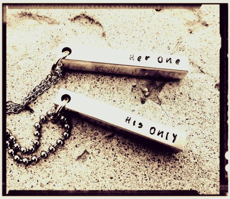 Her One & His Only Halskette Oder Schlüsselanhänger Set - 1, 75" Hochwertige Aluminium 3D Bar- Handgestempelt von BlueReefBoutique