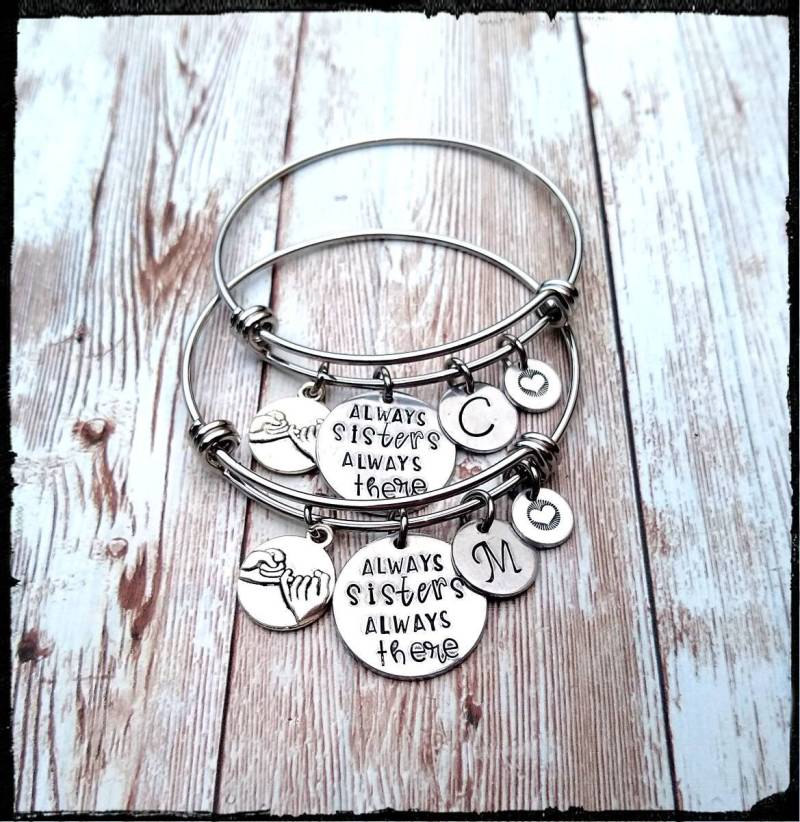 Immer Schwestern, Immer Da Handgestempeltes Charm Armreif Set Wählen Sie Initial | Edelstahl/Versilbert Schwester Geschenk Familiengeschenk von BlueReefBoutique