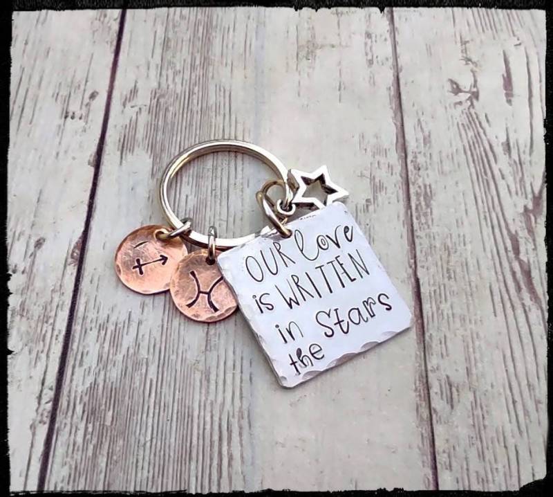 In The Stars Sternzeichen Symbole/Handgestempelter Schlüsselanhänger Für Paare - Personalisierter Satz Silber & Kupfer Freund/Paare Geschenk von BlueReefBoutique