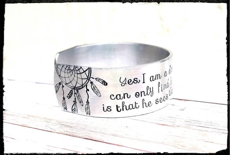 Ja, Ich Bin Ein Träumer Handgestempeltes Oscar Wilde Zitat | Große Manschetten Silber Aluminium Armband Zitat/Poesie Schmuck Literatur Geschenk von BlueReefBoutique