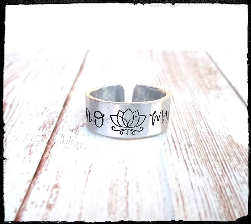 Kein Schlamm Lotus | Handgestempelter Manschettenring Lotusblume Inspirierend Qualität 1100 Aluminium Benutzerdefinierte Optionen Zitat Ring Geschenk von BlueReefBoutique