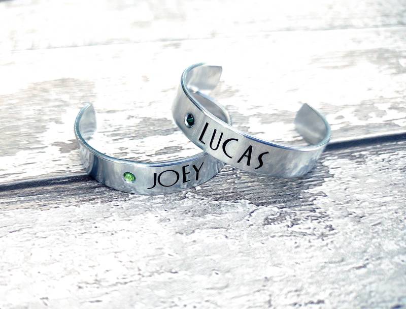 Kindernamen - Und Geburtsstein-Manschettenarmband Kleinkind-Handgestempelter Hypoallergener Aluminiumname/Symbole | Mädchen/Jungen Armband von BlueReefBoutique