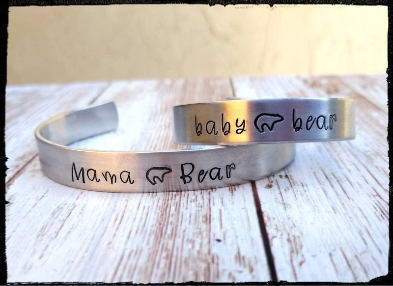 Mama Bär & Baby Manschettenarmband Einzeln Armband Oder Ein Set | Handgestempelte Aluminium Armspange Der Serie 1100 Schmuck Kleinkind von BlueReefBoutique