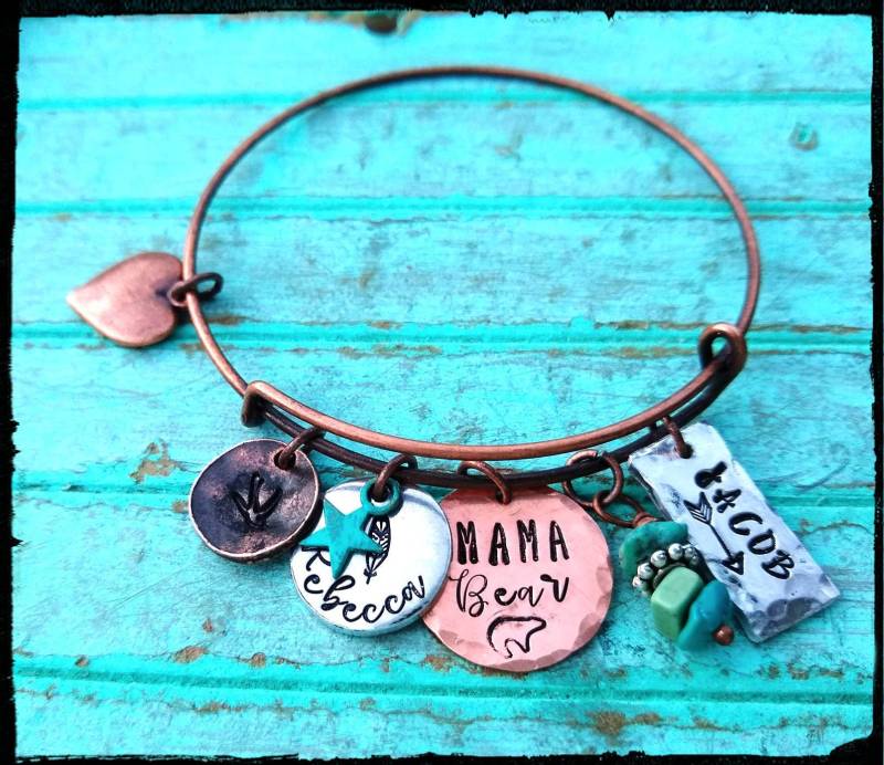 Mama Bear Mixed Metal Charm Bangle | Kupfer-Armband Hand Gestempelt Charms Silver/Copper/Turquoise Patina/Stone Beads Strukturierte Charmen von BlueReefBoutique