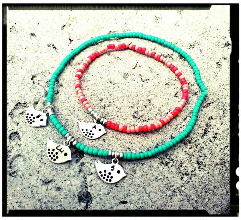 Personalisiertes Vogel Bettelarmband Initial Gestempelt, Rocailles Fußkettchen, Mutter Geschenk von BlueReefBoutique
