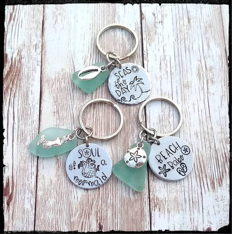 Meer Glas Schlüsselanhänger Natürliche Surf Getrommelt | Hand Gestempelt Aluminium Strand Charms Zitat Schlüsselanhänger/Ozean Thema Fahrer/Auto von BlueReefBoutique