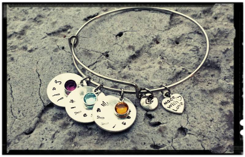 Personalisierter Geburtsstein Armreif Handgestempelter Namensanhänger, Edelstahl von BlueReefBoutique