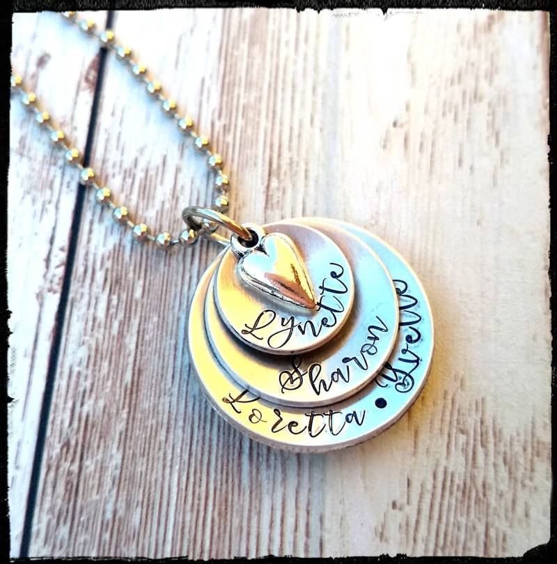 Handgestempelte Kindernamen-Halskette Personalisierter Mutteranhänger von BlueReefBoutique