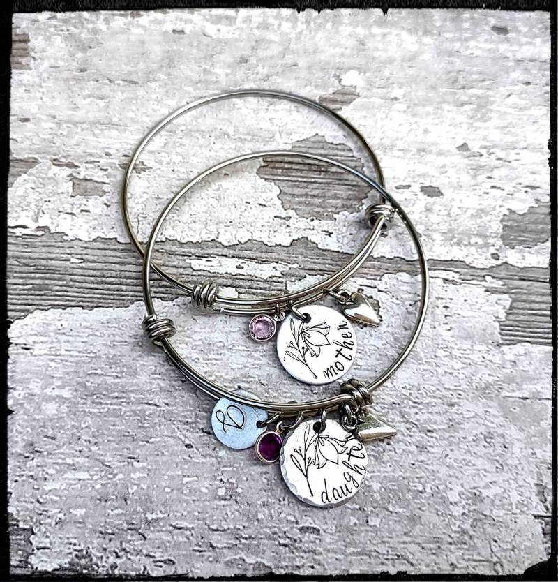 Mutter & Tochter Edelstahl-Armreif-Set Handgestempelte Charms, Swarovski Geburtsstein von BlueReefBoutique