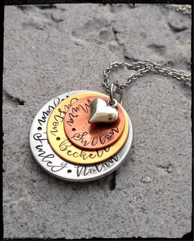 Mutterhalskette Stapel-/Nesting-Halskette | Handgestempelte Kindernamen Herz Mixed Metal Halskette Silberkupferbronze Mama Schmuck von BlueReefBoutique