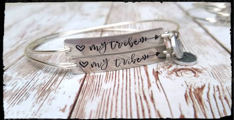 My Tribe | Gestempelte Bar Charm Draht Armbänder Silber Zinn/Nugold Anfangsoption Armreif Design Love My Tribe Brautjungfern Geschenk von BlueReefBoutique